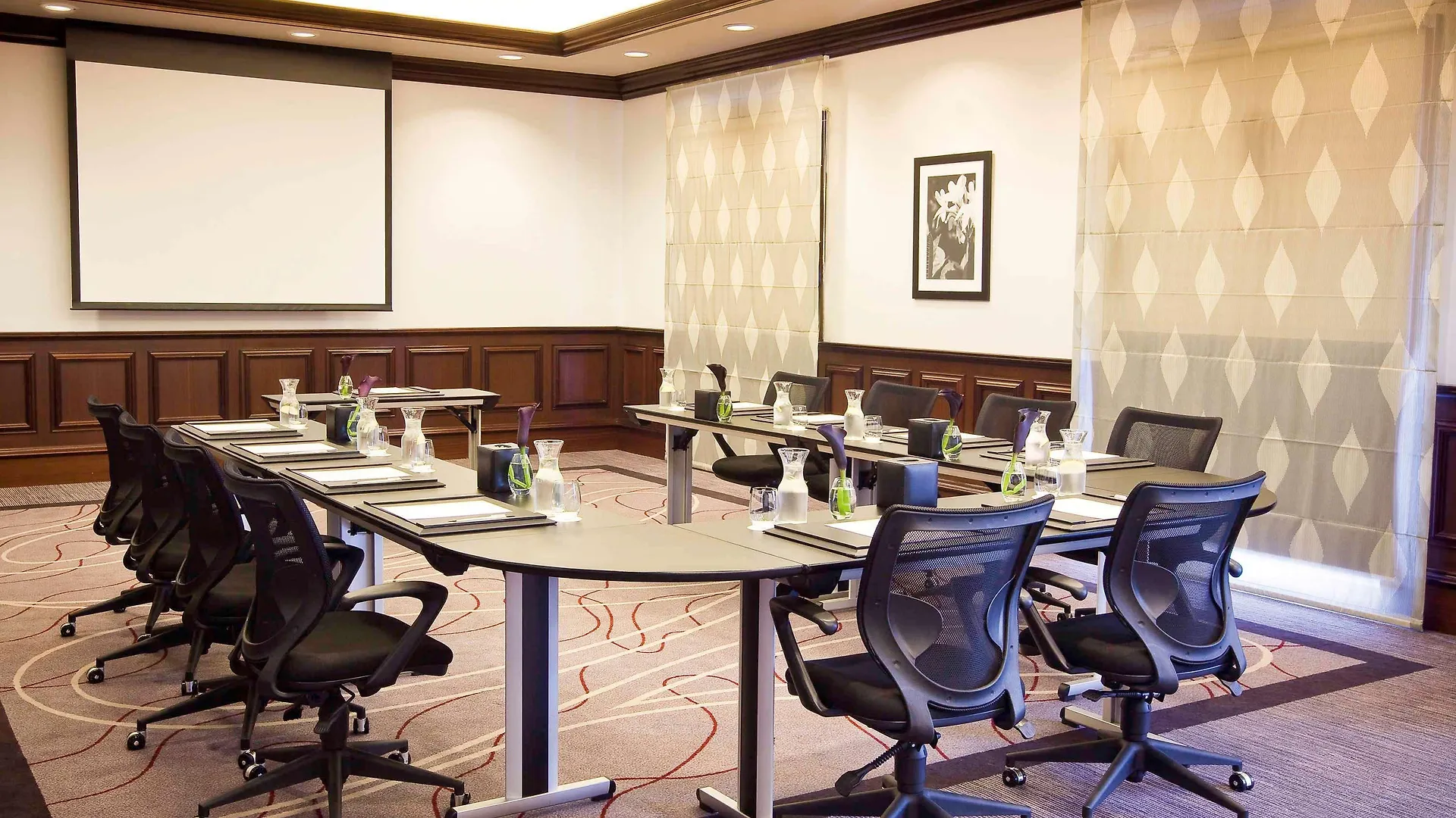 Moevenpick Hotel & Apartments Bur Dubai 5*,